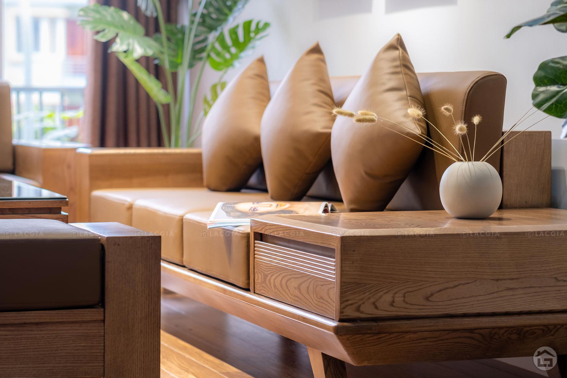 Sofa gỗ đẹp hiện đại cho phòng khách chung cư