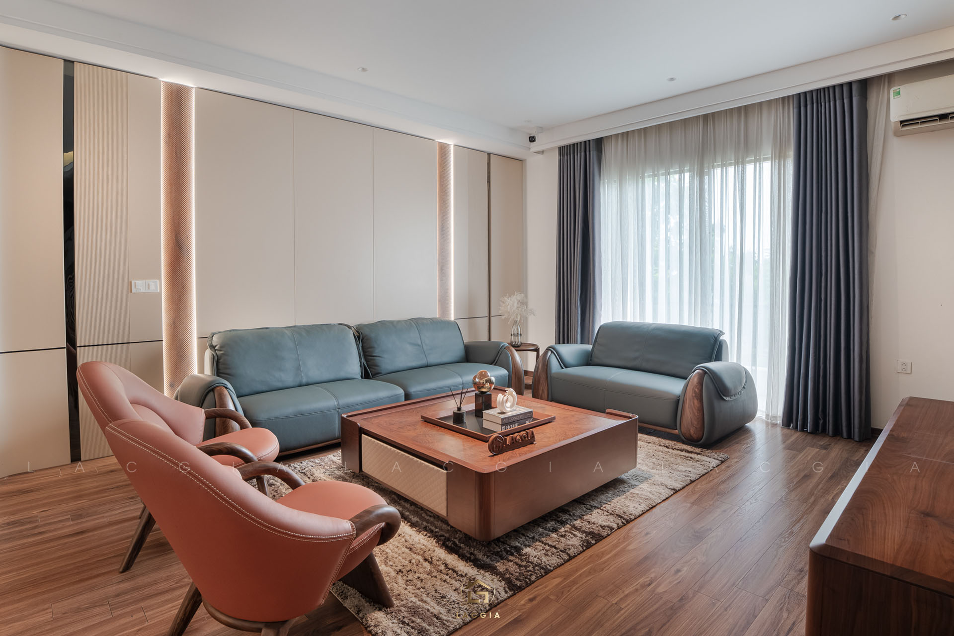 Sofa gỗ óc chó Sofia cao cấp