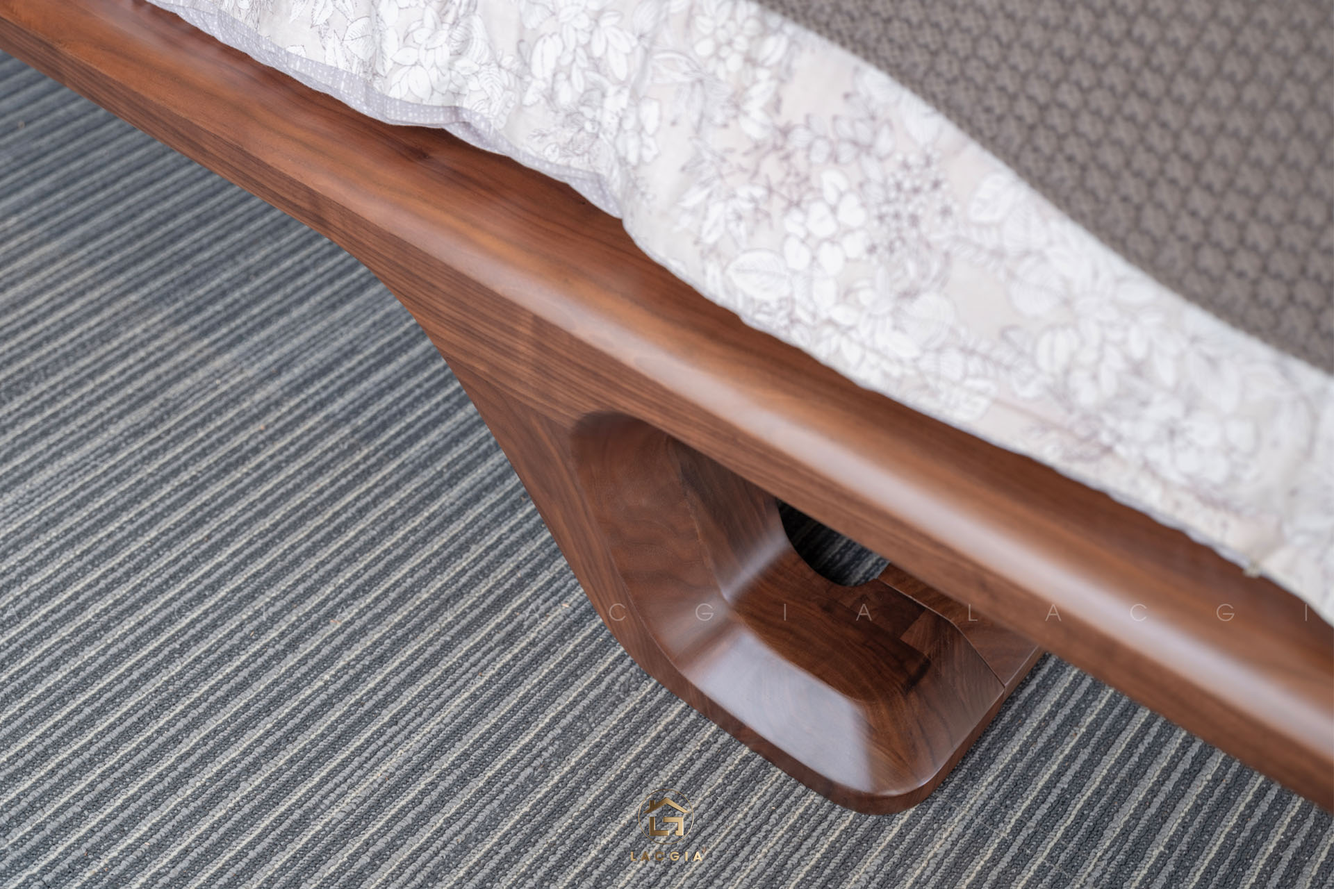 Giường ngủ gỗ óc chó GN26